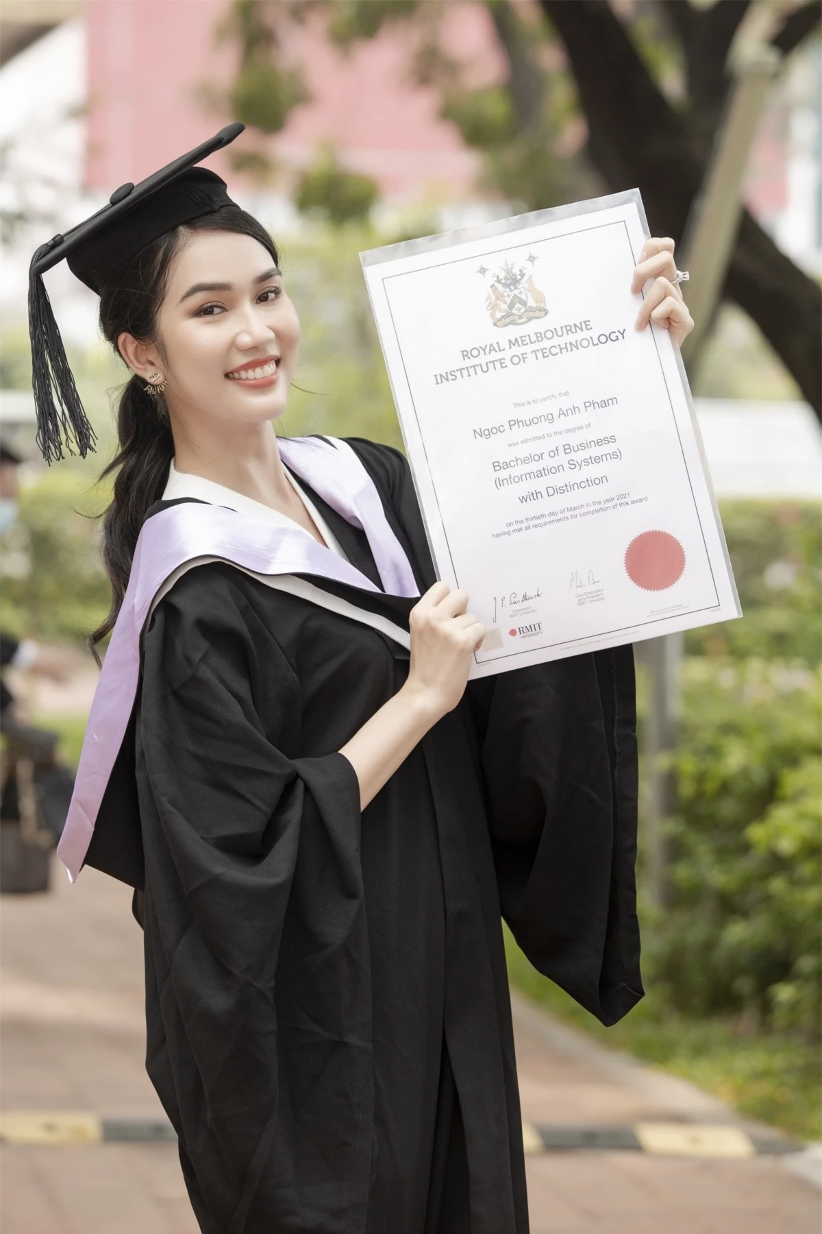 Trước đây, Phương Anh đã từng đậu thủ khoa khối song ngữ Trường THPT chuyên Lê Hồng Phong TP.HCM. Cô còn đạt giải ba Học sinh giỏi Quốc gia môn tiếng Pháp năm 2016 cũng như được tuyển thẳng vào Đại học Ngoại thương Hà Nội và Đại học Bách Khoa TP.HCM.