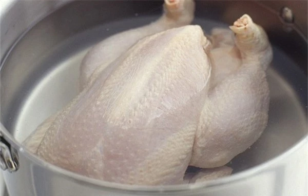 Bạn có thể rã đông thịt gà bằng nước lạnh pha thêm chút muối