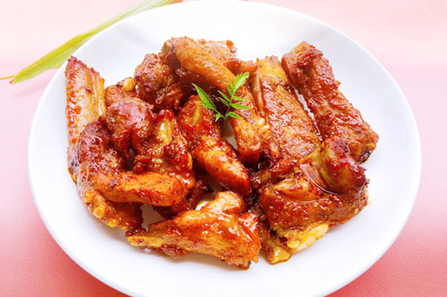 Sườn heo nướng ngũ vị hương mềm tan trong miệng ai cũng mê tít