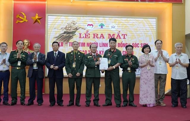 Đại diện Hội đồng điều hành CLB Trái tim người lính Việt Nam trao quyết định thành lập CLB Trái tim người lính Phù Đổng