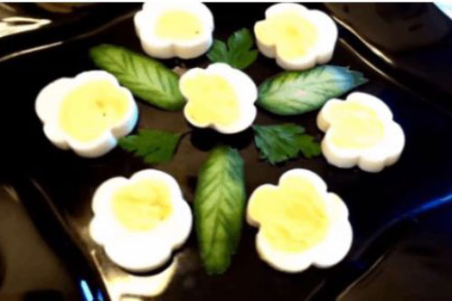 Cách luộc trứng hình hoa, hình trái tim siêu đơn giản, chị em vụng mấy cũng làm được