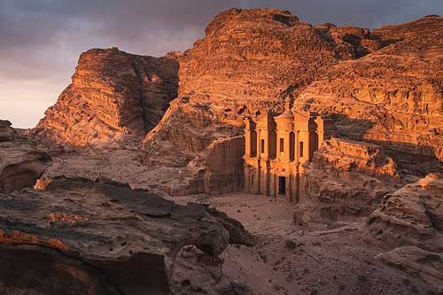 Độc lạ khách sạn ẩn mình trong núi đá sa thạch cổ