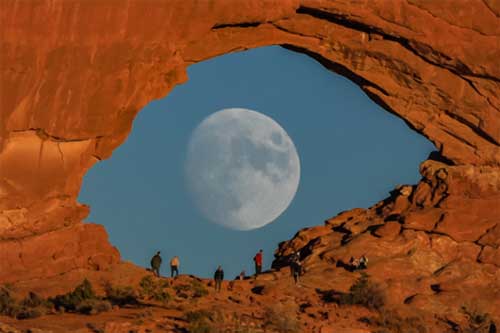 Hình ảnh siêu thực về mặt trăng khổng lồ trong sa mạc