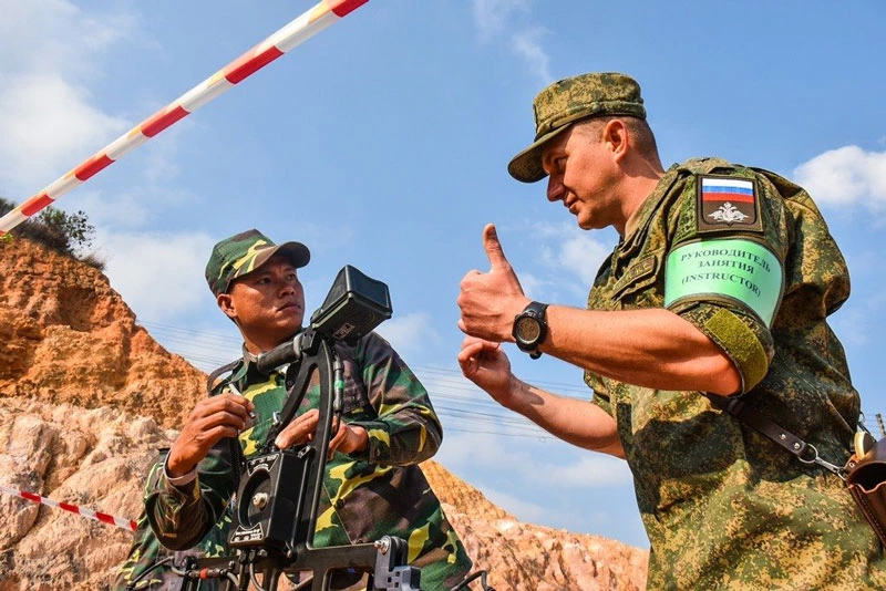 Quân đội Lào và Nga.