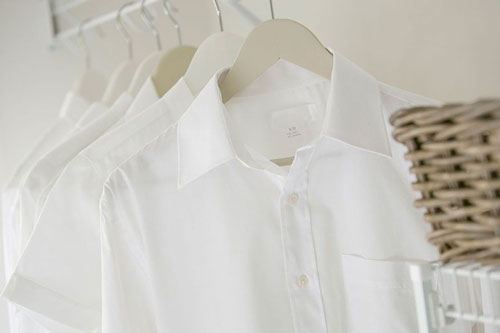 Không phải bột giặt hay thuốc tẩy, ngâm quần áo trắng ngả màu với "nước thần" sau 1 đêm là sạch như mới