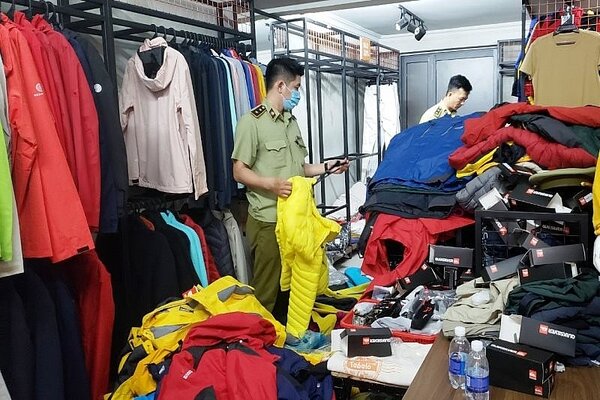Đà Nẵng: Phát hiện hàng hóa nghi giả mạo thương hiệu The North Face 1315 kiem tra hang - Đà Nẵng: Phát hiện hàng hóa nghi giả mạo thương hiệu The North Face