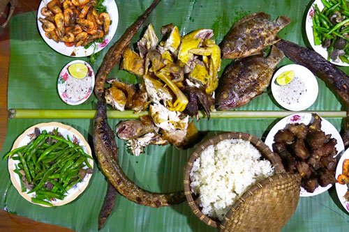 Mâm đặc sản của người Mường ở hồ Duồng Cốc