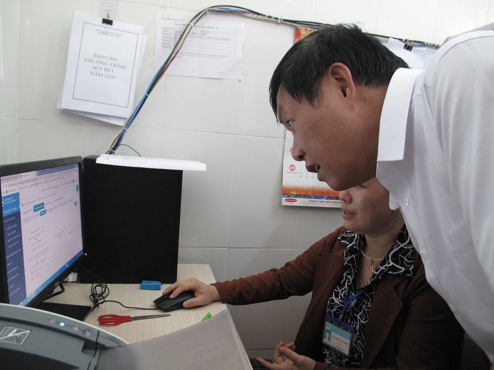 Thứ trưởng Bộ Y tế Đỗ Xuân Tuyên kiểm tra công tác quản lý Hồ sơ sức khỏe điện tử tại Trạm Y tế xã Tân Văn, huyện Lâm Hà, tỉnh Lâm Đồng. 