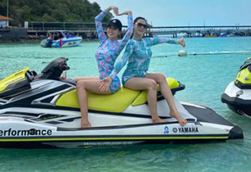 Ngọc Thảo và Hoa hậu Lào mặc đồ đôi, khoe chân dài miên man trên biển Thái Lan