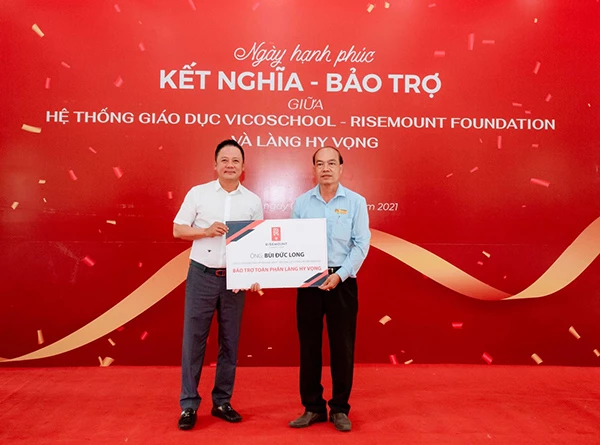 Ông Bùi Đức Long (áo trắng) nhận bảo trợ toàn phần cho Làng Hy Vọng Đà Nẵng kể từ tháng 4/2021