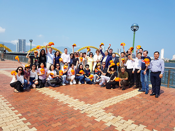 Đoàn công tác của Đại sứ quán Hà Lan tại Việt Nam chụp ảnh lưu niệm với cầu Rồng