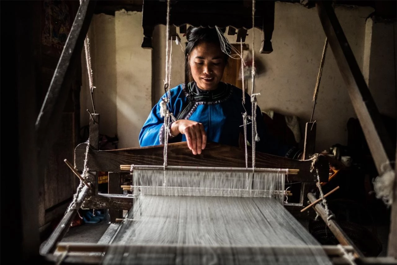 Làng dệt vải như ốc đảo hoang sơ ở Trung Quốc ảnh 2