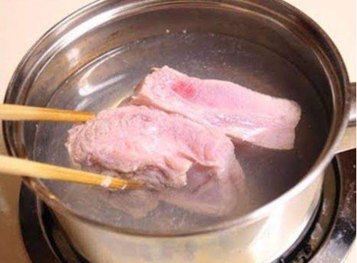 Sự thật về việc chần thịt qua nước sôi để loại bỏ chất bẩn: Tưởng tốt hóa ra rước thêm bệnh vào thân