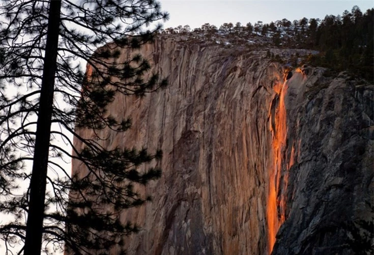Vẻ đẹp kỳ thú của thác lửa hình đuôi ngựa ở Mỹ ảnh 1