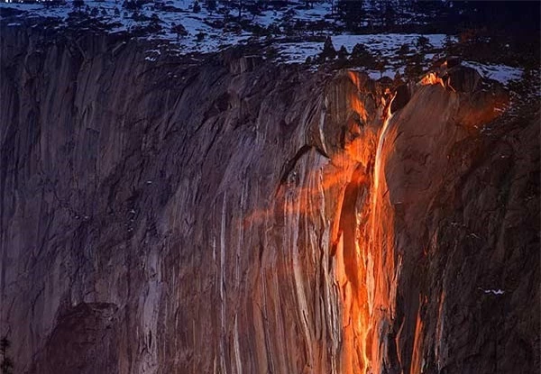 Vẻ đẹp kỳ thú của thác lửa hình đuôi ngựa ở Mỹ ảnh 3
