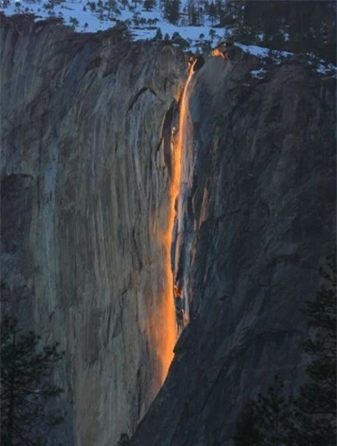 Vẻ đẹp kỳ thú của thác lửa hình đuôi ngựa ở Mỹ ảnh 5