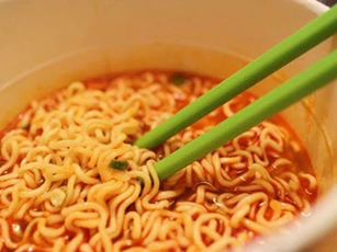 4 sai lầm khi cho bé ăn mì tôm dễ gây bệnh, nhất là điều thứ 2