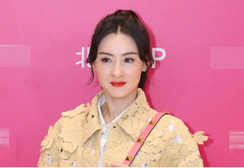 Bất ngờ với nhan sắc thật của Trương Bá Chi trong ảnh do người qua đường chụp, gương mặt đơ cứng thiếu tự nhiên