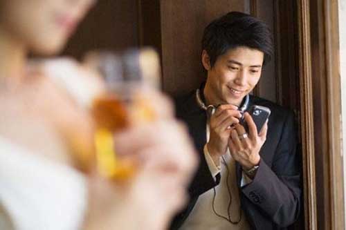 Đàn ông ngoại tình thường có những dấu hiệu này