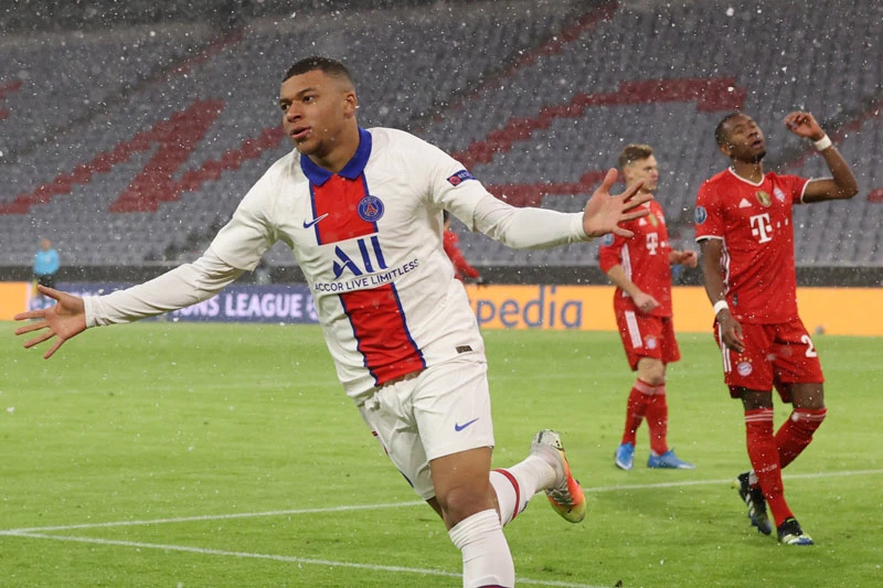 Mbappe (trái).