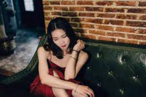 Chỉ còn nửa tháng nữa là đến đám cưới nhưng mỗi khi nhìn anh bạn thân của chồng, tôi không khỏi hoảng hốt và sợ hãi