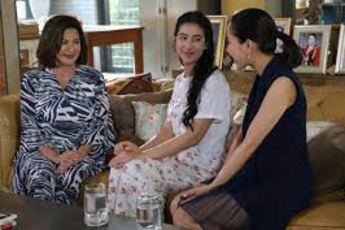 Đưa con tới siêu thị mà bé cứ chạy loạn, đi tìm thì thấy con đang nhìn chằm chằm vào một người đàn ông khiến tôi xót xa chát đắng