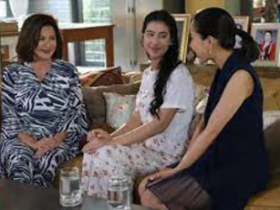 Đưa con tới siêu thị mà bé cứ chạy loạn, đi tìm thì thấy con đang nhìn chằm chằm vào một người đàn ông khiến tôi xót xa chát đắng