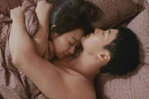 Cách ôm trên giường chứng tỏ chồng yêu bạn rất nhiều, cả đời chỉ biết mình vợ