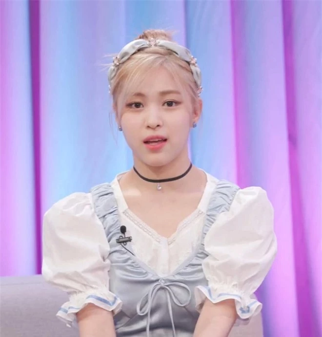 Ảnh gây lú cực mạnh: Thành viên ITZY hoá Cinderella nhưng nhìn vào ai cũng tưởng Rosé (BLACKPINK) - Ảnh 1.