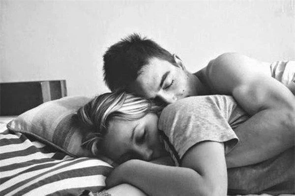 Cách ôm trên giường chứng tỏ chồng yêu bạn rất nhiều, cả đời chỉ biết mình vợ - Ảnh 1