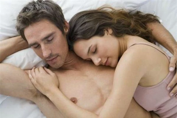 Cách ôm trên giường chứng tỏ chồng yêu bạn rất nhiều, cả đời chỉ biết mình vợ - Ảnh 3