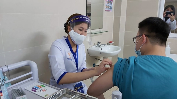 1 tháng tiêm vaccine phòng COVID-19: Việt Nam chưa ghi nhận trường hợp nào bị đông máu 