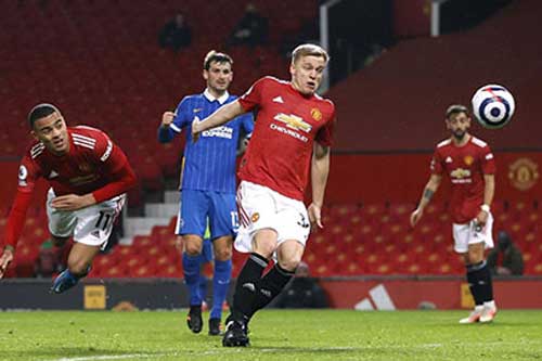 Solskjaer: 'Hạn chế đánh đầu để tránh mất trí nhớ'