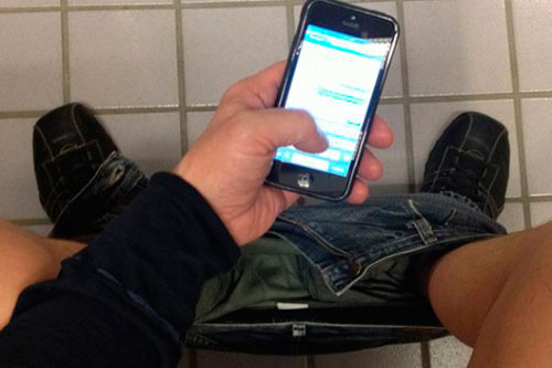 4 thói quen khi vào nhà vệ sinh cực kỳ tàn phá sức khỏe, nhất là điều thứ 2 nhiều người mắc