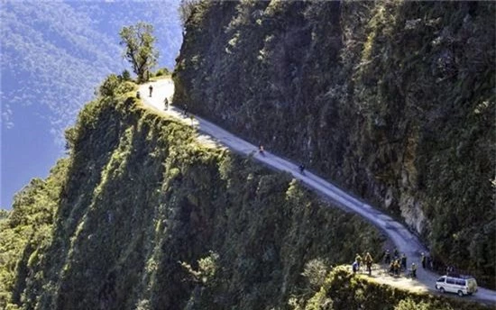 11. “Con đường chết chóc”, Yungas, Bolivia: Cung đường North Yungas là nơi lấy đi 200 – 300 mạng người mỗi năm. Theo BCC, chỉ trong 1 năm đã có khoảng 25 chiếc xe bị nghiêng và rơi xuống vực bên dưới. Tính trung bình thì cứ 2 tuần sẽ có 1 xe bị rơi xuống vực.