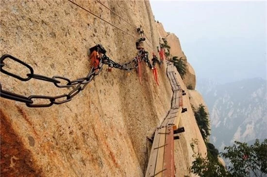 12. Núi Hoa Sơn, Huayin, Trung Quốc: Đây là một trong những con đường nguy hiểm nhất thế giới, làm bằng vài miếng ván ọp ẹp ghép lại và gắn vào vách đá. Con đường lên núi nổi tiếng được xây dựng vào thế kỷ 3 – 4 sau công nguyên dưới triều nhà Đường.