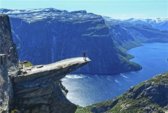 2. “The Troll’s Tongue”, Hordaland, Na Uy: Trolltunga nằm cách mặt hồ Ringedalsvatnet 701 m. Hình dáng tảng đá giống như một chiếc lưỡi khổng lồ, được tạo ra từ kỷ băng hà cách đây khoảng 10.000 năm.