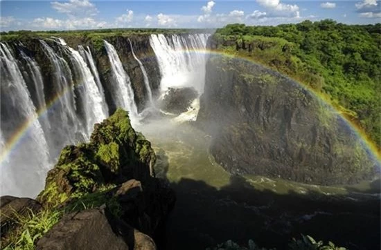 4. “Hồ bơi của quỷ,” biên giới giữa Zimbabwe và Zambia ở châu Phi: Khi nước từ thác Victoria đổ xuống giữa biên giới 2 nước và dâng lên ở mức độ nhất định, các du khách ưa thám hiểm được phép đến đây bơi lội, mặc dù nơi đây dễ xảy ra tai nạn chết người nếu trượt ngã từ độ cao 108 m.