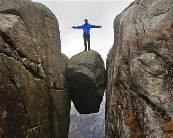 7. Tảng đá Kjeragbolten, Rogaland, Na Uy: Nằm ở núi Kjerag, Rogaland, tảng đá độc đáo Kjeragbolten kẹt giữa 2 vách đá là điểm du lịch nổi tiếng ở độ cao 984 m so với mặt đất. Để đặt chân lên tảng đá chênh vênh này, du khách phải xếp hàng nhiều giờ liền do có rất nhiều người đến đây để thử cảm giác mạnh.