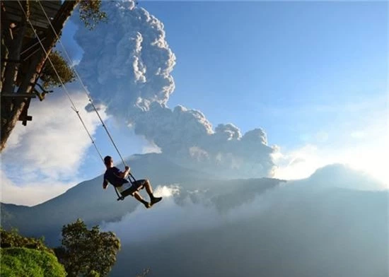 8. “Xích đu ở tận cùng thế giới”, in Baños, Ecuador: Chiếc chòi cao ở đây thực ra là một trạm quan trắc địa chân để quan sát núi lửa Mount Tungurahua gần đó. Một chiếc xích đu được treo ngay cạnh, cho du khách cảm giác thót tim khi đu đưa trên miệng khe núi sâu hun hút.