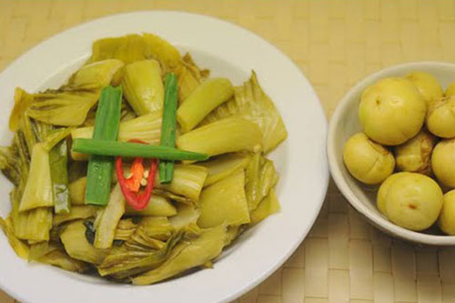 Những người tuyệt đối không nên ăn dưa và cà muối, tránh 'rước' độc vào thân