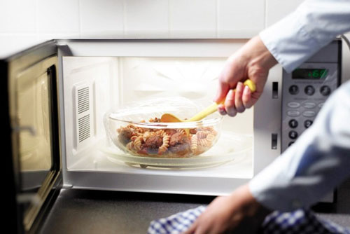 Nếu không muốn mắc ung thư thì tuyệt đối đừng bỏ 10 thực phẩm này vào lò vi sóng, số 6 nhiều người mắc
