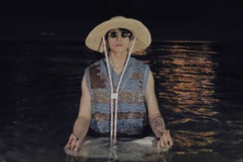 Sau 2 tháng im lìm, nửa đêm Sơn Tùng bất ngờ... "ngoi lên" giữa hồ bơi, nhưng dân tình chỉ tò mò danh tính người chụp