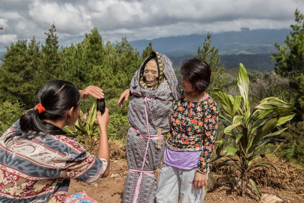 Bộ tộc sống chung với người chết trên đảo ở Indonesia - Ảnh 5.