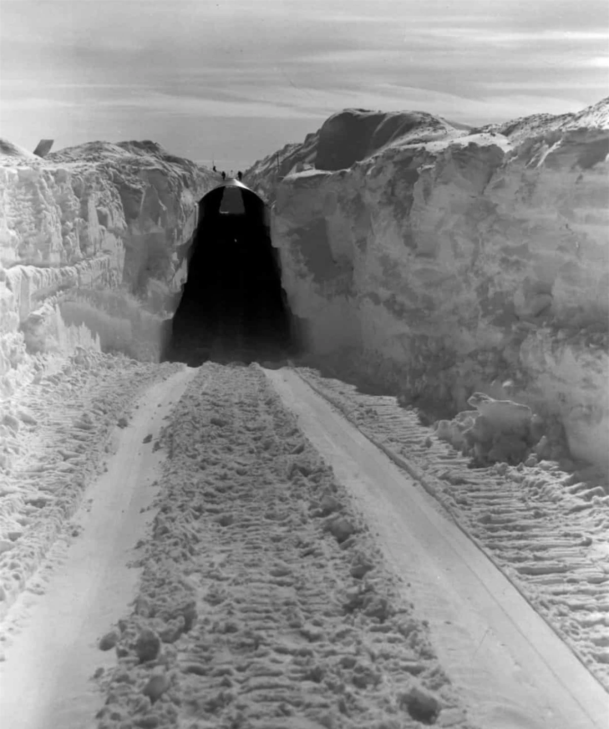 Dự án Iceworm là một điều kỳ diệu về kỹ thuật nhưng sự dịch chuyển của các khối băng đã làm gián đoạn sự thống nhất của cấu trúc khiến cho địa điểm này không phải một nơi an toàn bảo vệ các vũ khí hạt nhân. Dự án đã dừng lại vào năm 1966.