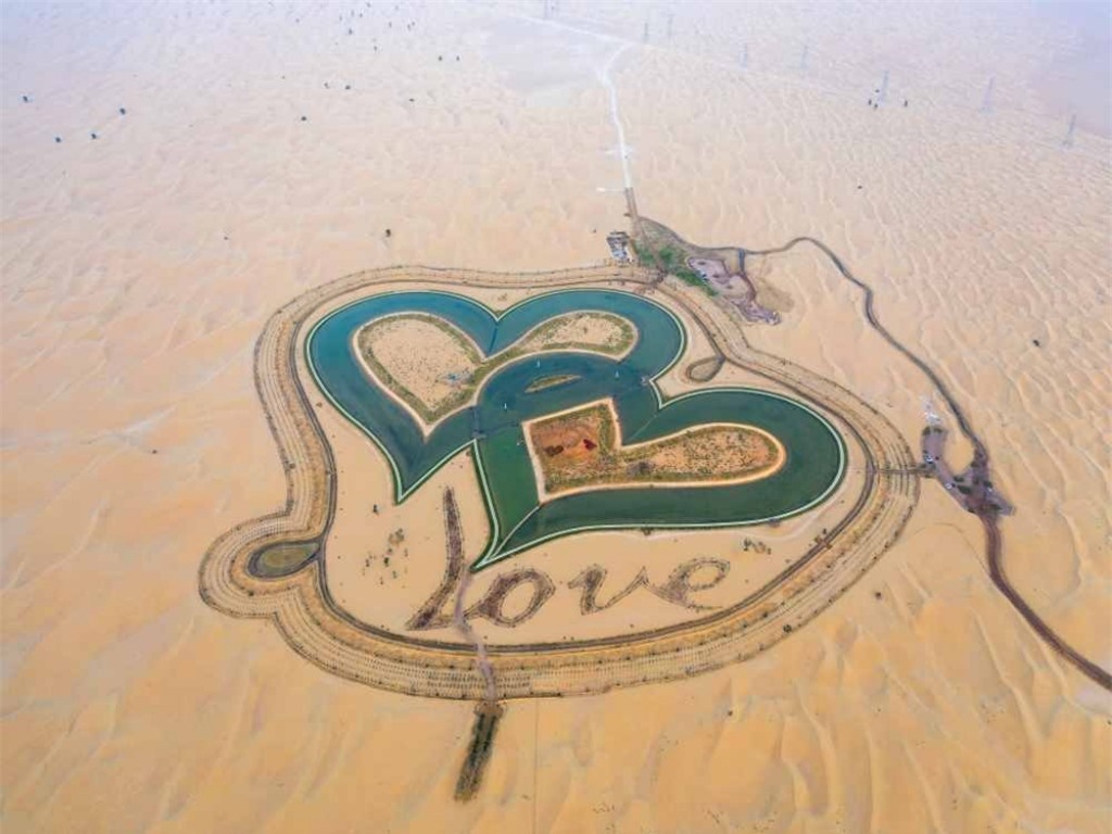 Hãy xem hình ảnh những hồ trên sa mạc Dubai để thấy rõ được sự tuyệt vời của khu vực này. Những hồ nước trong xanh giữa cát trắng và nắng chói chang, tạo nên một cảnh quan đẹp đến ngỡ ngàng.