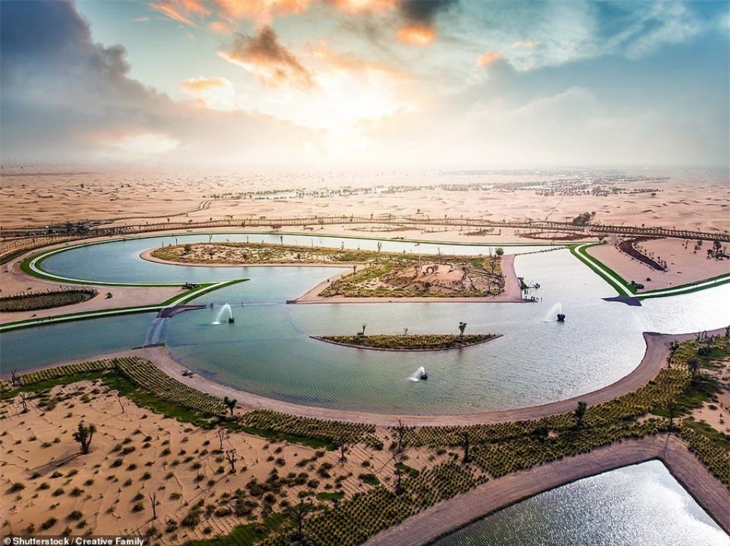Hồ trái tim trên sa mạc Dubai: Nếu bạn yêu thích kiến trúc nghệ thuật độc đáo, hãy đến với Hồ trái tim trên sa mạc Dubai. Đây là một trong những nơi độc đáo nhất, tạo nên sự ấn tượng với mọi du khách. Bạn sẽ có những cảm xúc tuyệt vời khi tận hưởng không gian đặc biệt tại đây.