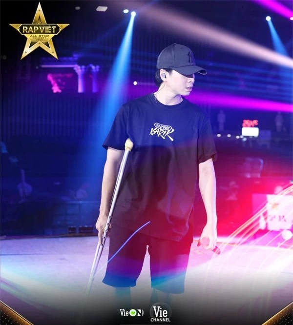 Karik gây xúc động khi chống nạn đến tập luyện cho concert Rap Việt bất chấp bị dập xương mâm, đứt dây chằng sau sự cố té sân khấu - Ảnh 2.