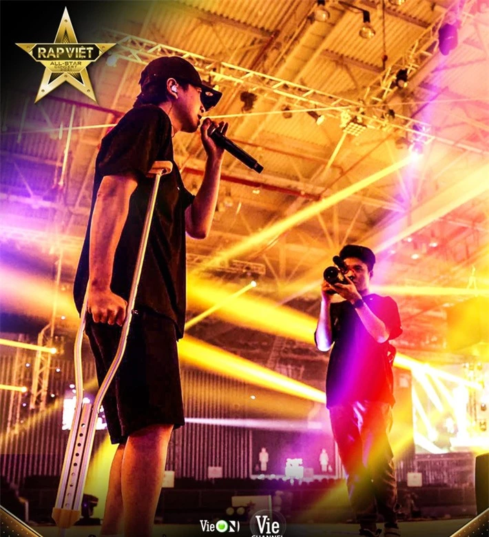 Karik gây xúc động khi chống nạn đến tập luyện cho concert Rap Việt bất chấp bị dập xương mâm, đứt dây chằng sau sự cố té sân khấu - Ảnh 3.