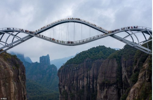 Khám phá cây cầu kính uốn lượn 2 tầng hút khách ở Trung Quốc